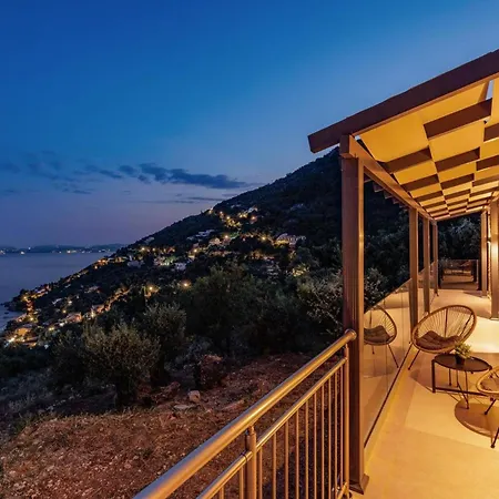 By パレオカストリッツア