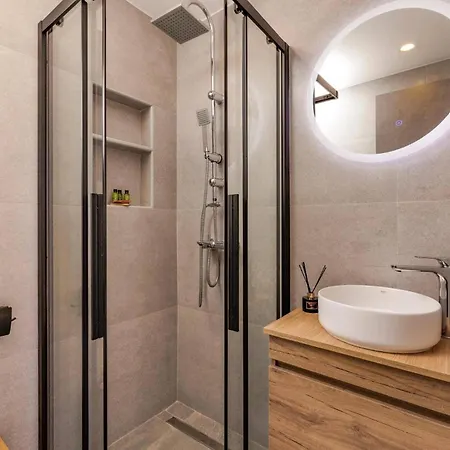 By パレオカストリッツア